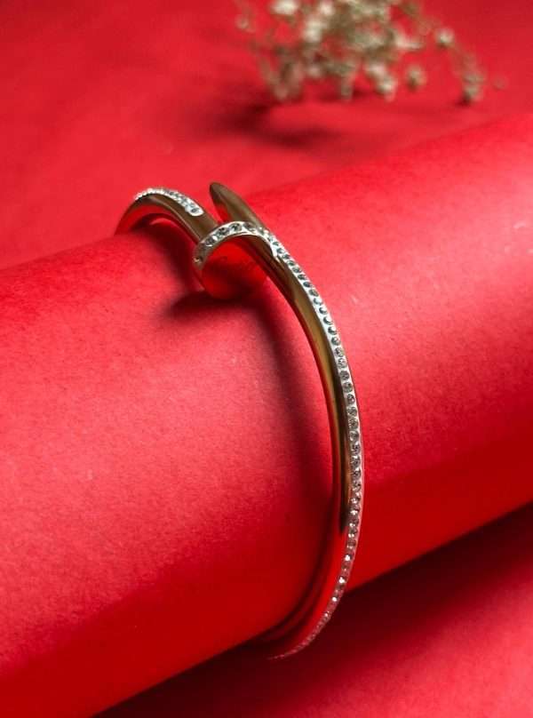 Nail-shaped cuff bracelet for women - Image 2
